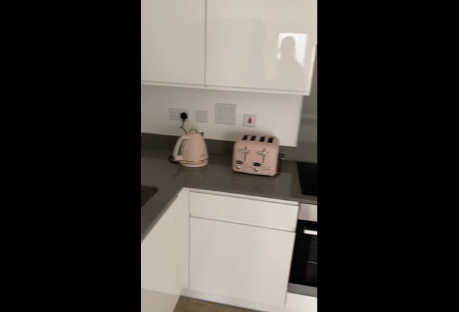 Stunning 2 Bedroom in Chertsey Main Photo