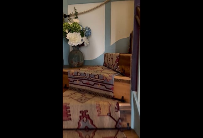 Video 1: Sitting room-kitchen with TV