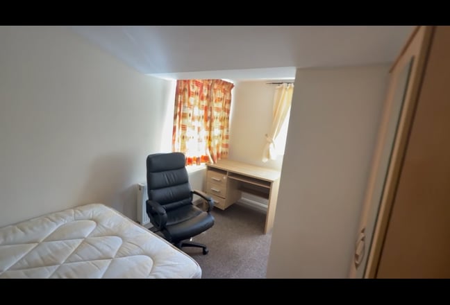 Spacious Furnished Room for Rent Near Town Centre Main Photo