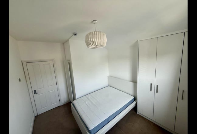 Room in a Shared House, St. Kilda Road, W13 Main Photo
