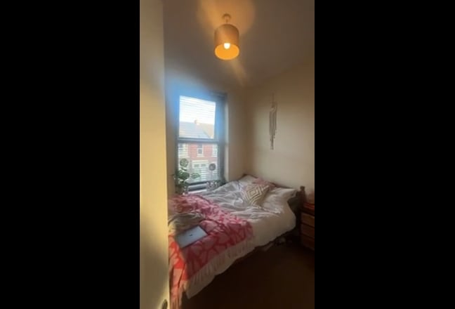 Room available now - girls house share Main Photo
