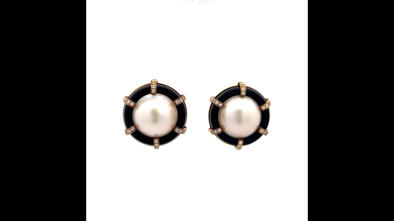 まや Mabe Pearl, Diamond & Onyx Stud Earrings in 18k Yellow Gold