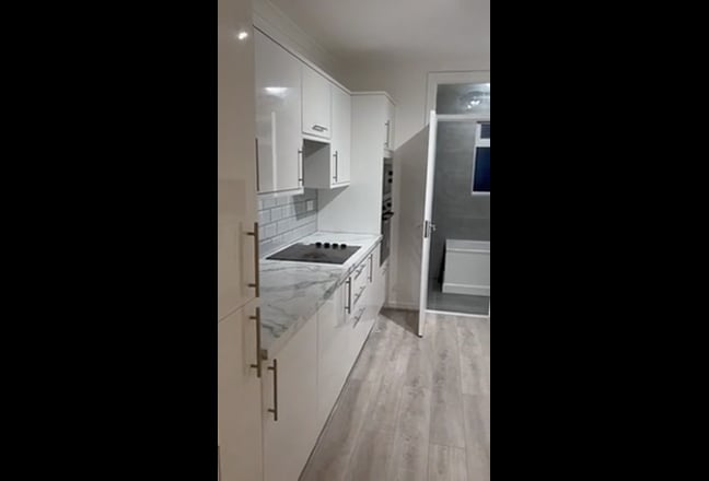 4 bed house beside Tooting Bec tube.  Main Photo