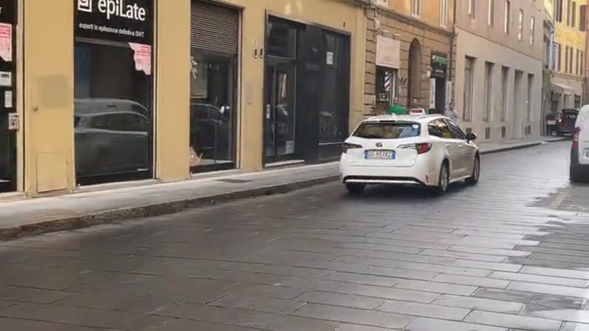 Sorpresa: in via Carbonesi riapre il cantiere