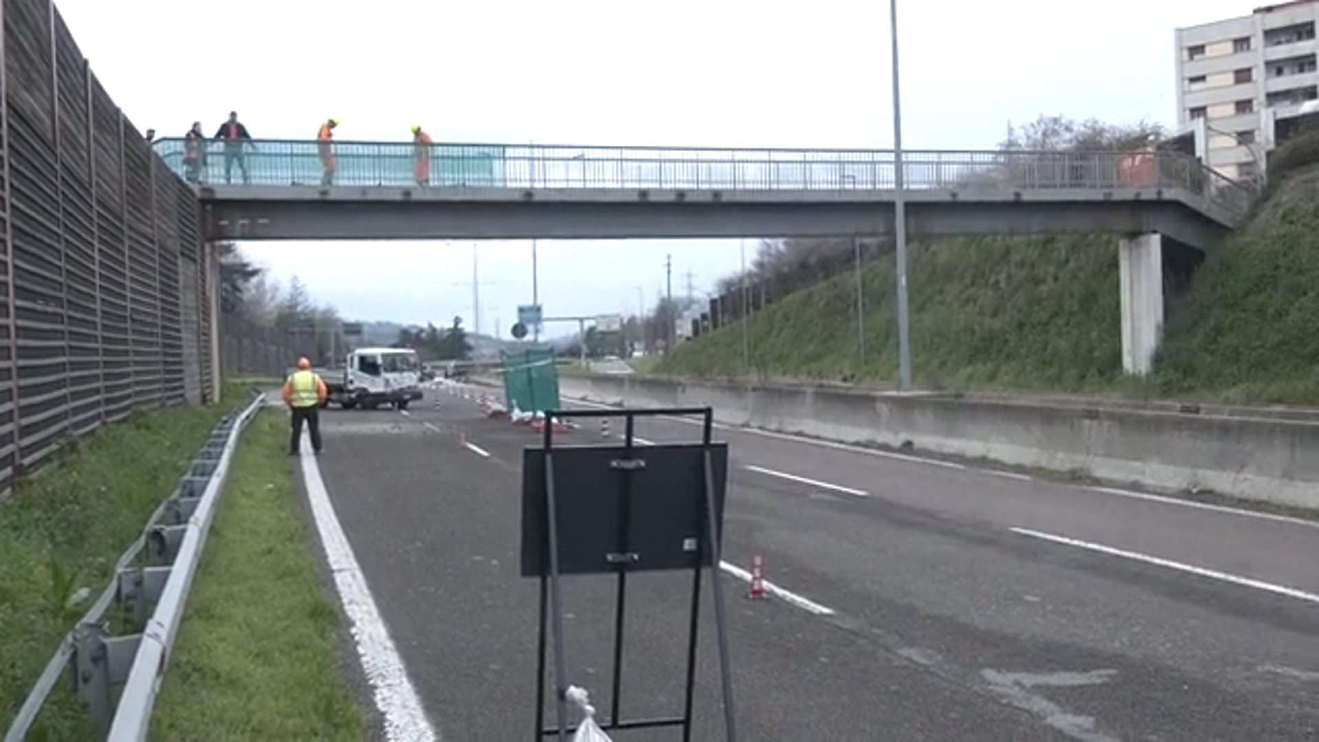 Asse attrezzato, cadono calcinacci da ponte pedonale