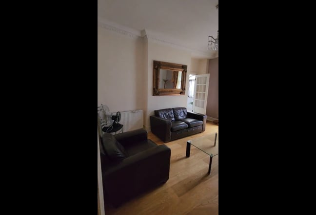 Spacious Flat at Olympia Main Photo