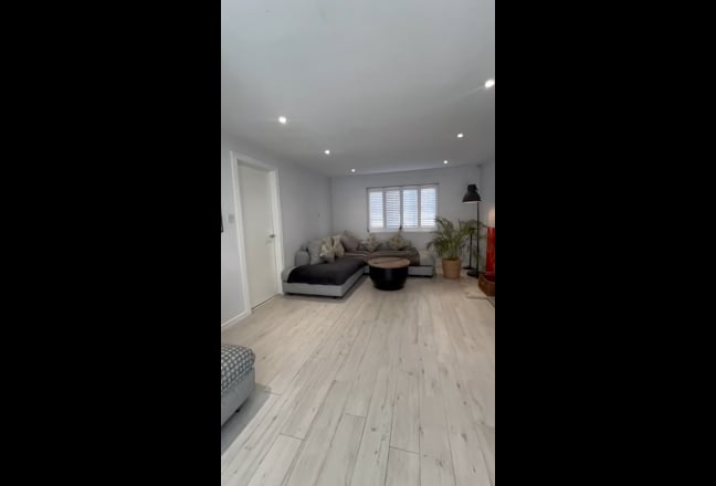 Gorgeous Double Room - 4 bed Detached House! Main Photo