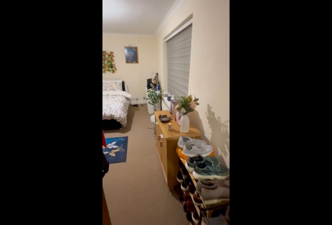 Room share in spacious double bed Main Photo