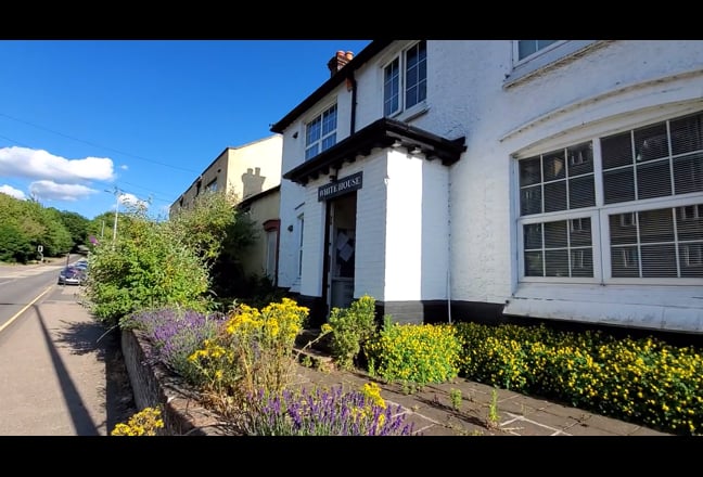 Large Double. Superb Facilities. Garden. Friendly. Main Photo