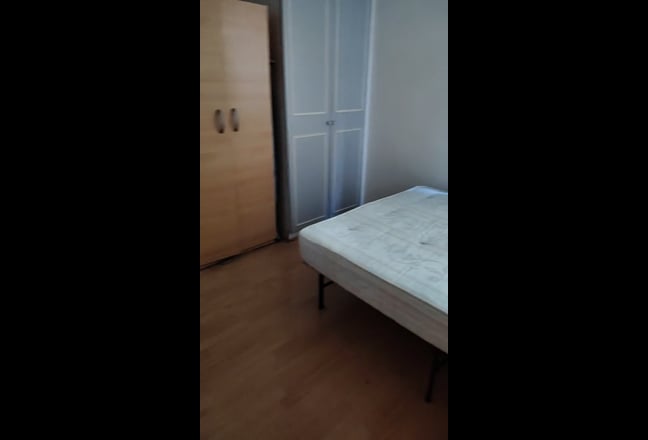 Double Room Available in London Main Photo