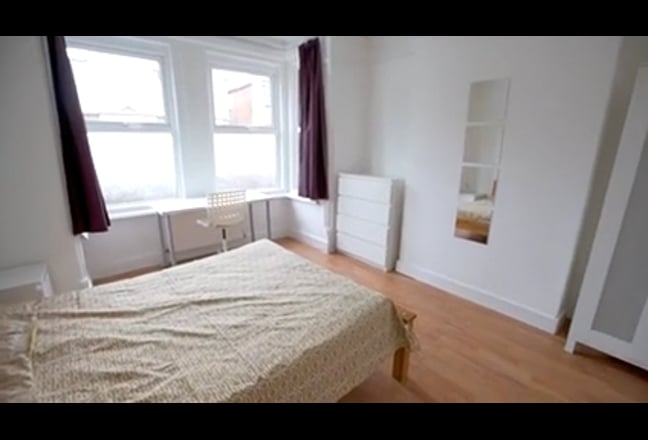 Large bedroom in clean house in Polygon Main Photo