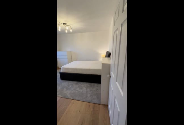Spacious Double Room Available Main Photo