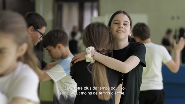 Manifête : troisième étape     Après des ateliers pour définir les droits à défendre lors de la Manifête et un repérage dans la ville, place à la danse ! Depuis quelques semaines, Marina Gomes et les danseur·ses de la compagnie Hylel vont à la rencontre des élèves pour leur apprendre la chorégraphie qu’ils et elles s’approprient pour trouver leur propre style.    Le jour de la 𝑀𝑎𝑛𝑖𝑓𝑒̂𝑡𝑒, chaque classe défendra des enjeux qui lui tiennent à cœur, mais toutes se retrouveront autour d’un point commun : s’emparer de l’espace ensemble.    🪩 Manifête  Rendez-vous le 12 juin 2025 en ouverture du 30e Festival de Marseille    © Louison M. Vendassi et Camille D. Tonnerre