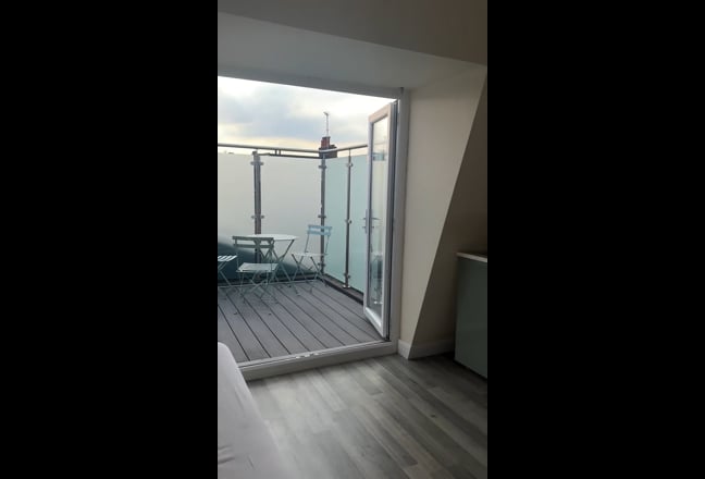  stdio flat , privet balcony  Shepherd’s Bush W12 Main Photo