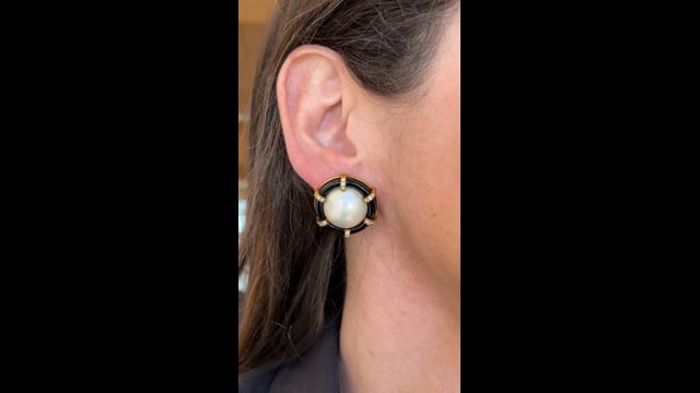 まや Mabe Pearl, Diamond & Onyx Stud Earrings in 18k Yellow Gold