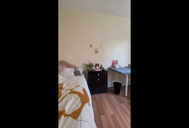 King size double master Bedroom (Stepney Green)  Main Photo