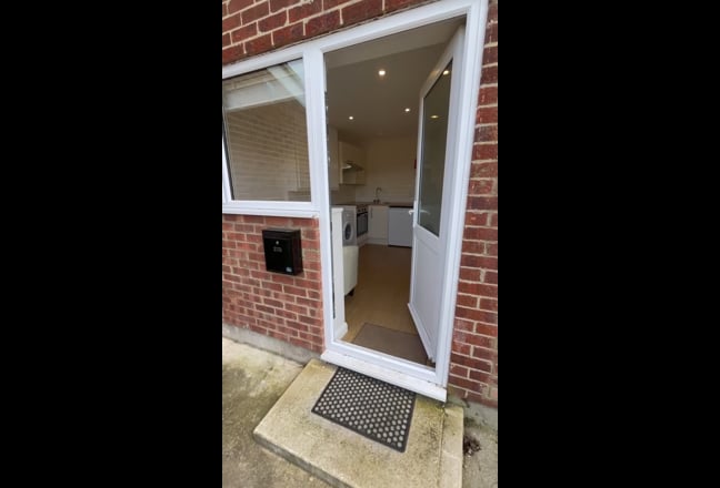 Brilliant, self contained studio available  Main Photo