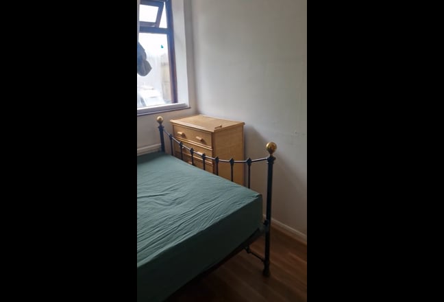 Spacious Double Room Available in Friendly House Main Photo