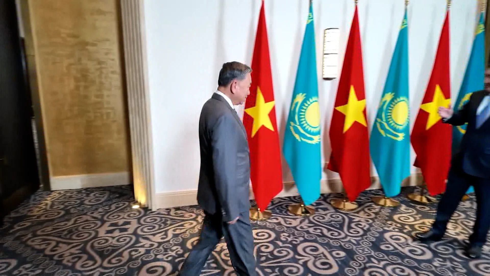 苏林总书记会见哈萨克斯坦总理奥扎斯·别克捷诺夫