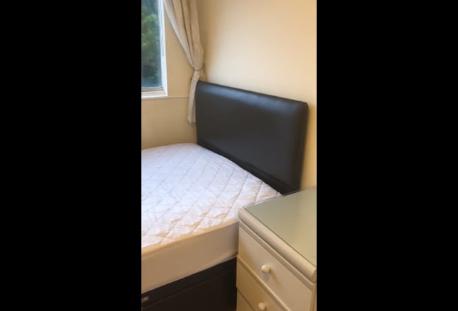 All inclusive single room in friendly house share Main Photo