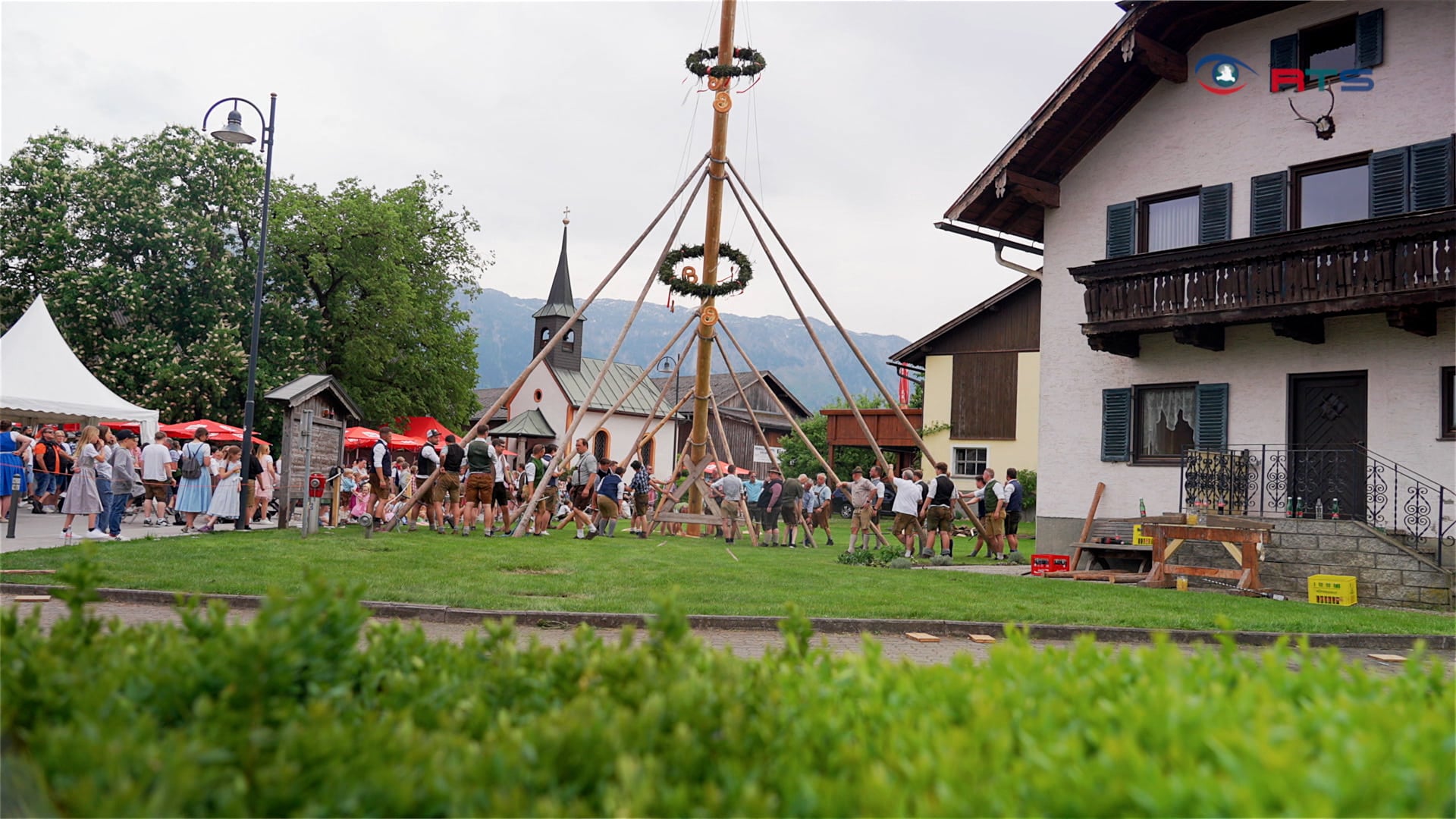 grosser-andrang-zum-maibaumaufstellen-in-viehhausen