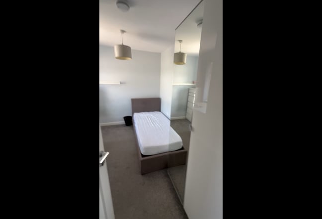 £700 Stylish Room Available Now - No Deposit!  Main Photo