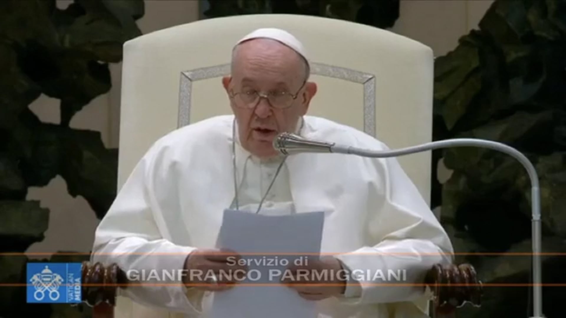 Zuppi guida la preghiera per il Papa e i medici sciolgono la prognosi