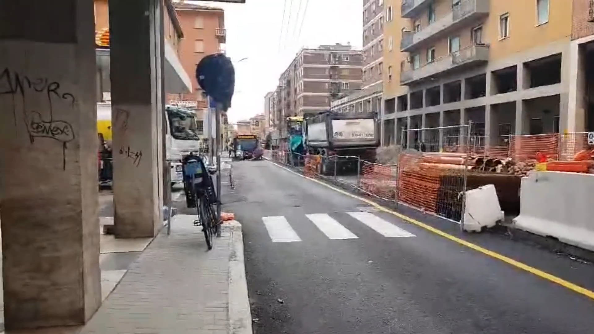 Caos in via Saffi: scooterista cade, il bus inchioda e si fa male un passeggero, ambulanza contromano per soccorrere i feriti