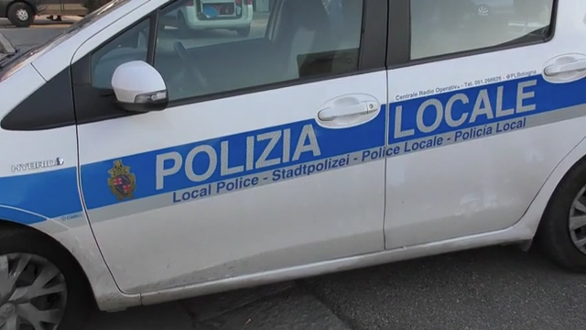 Nordafricano armato di forbici aggredisce passanti in Piazza dei Martiri. La polizia lo ammanetta