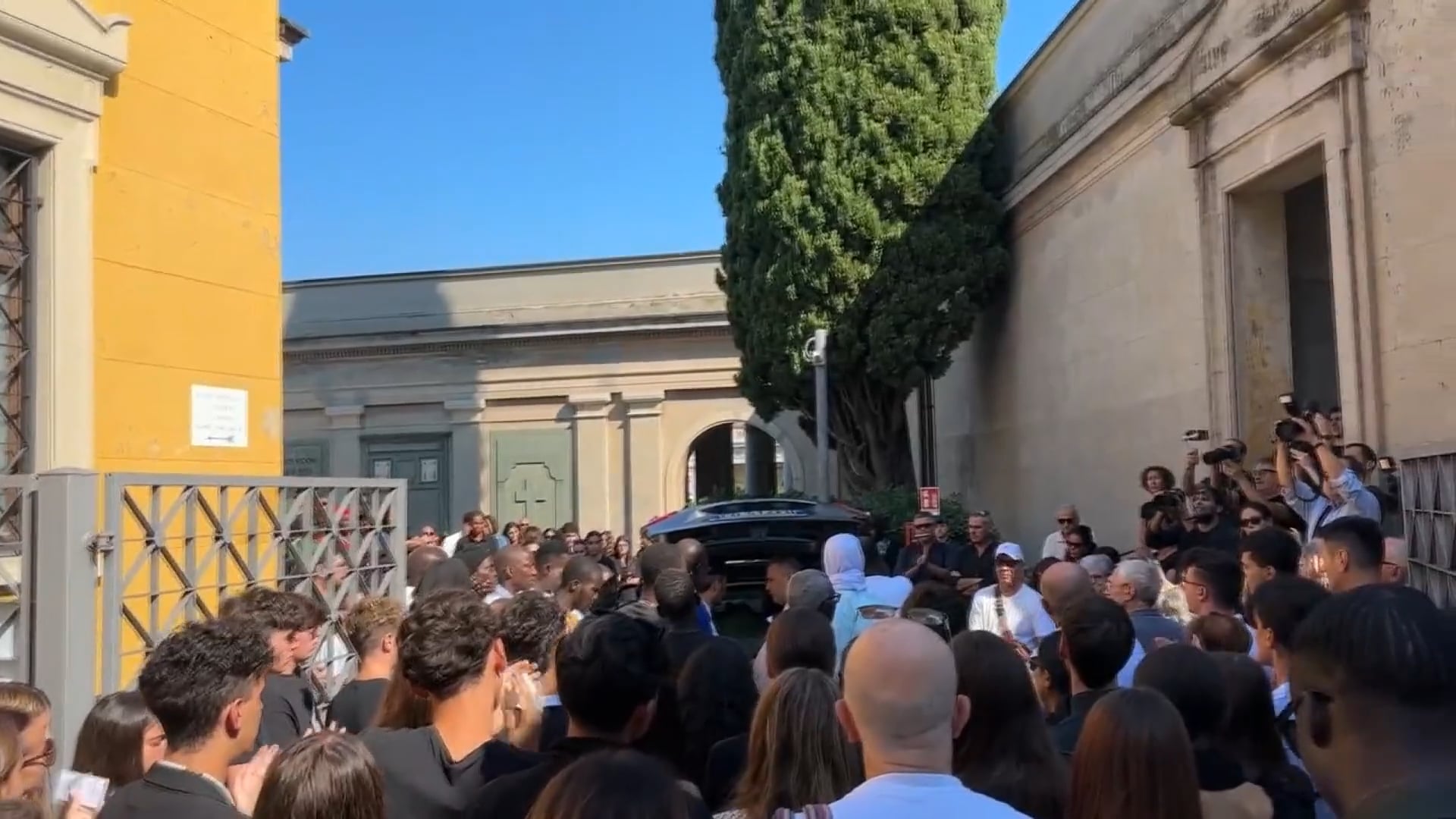 L’abbraccio della città alla famiglia e agli amici di Fallou Sall