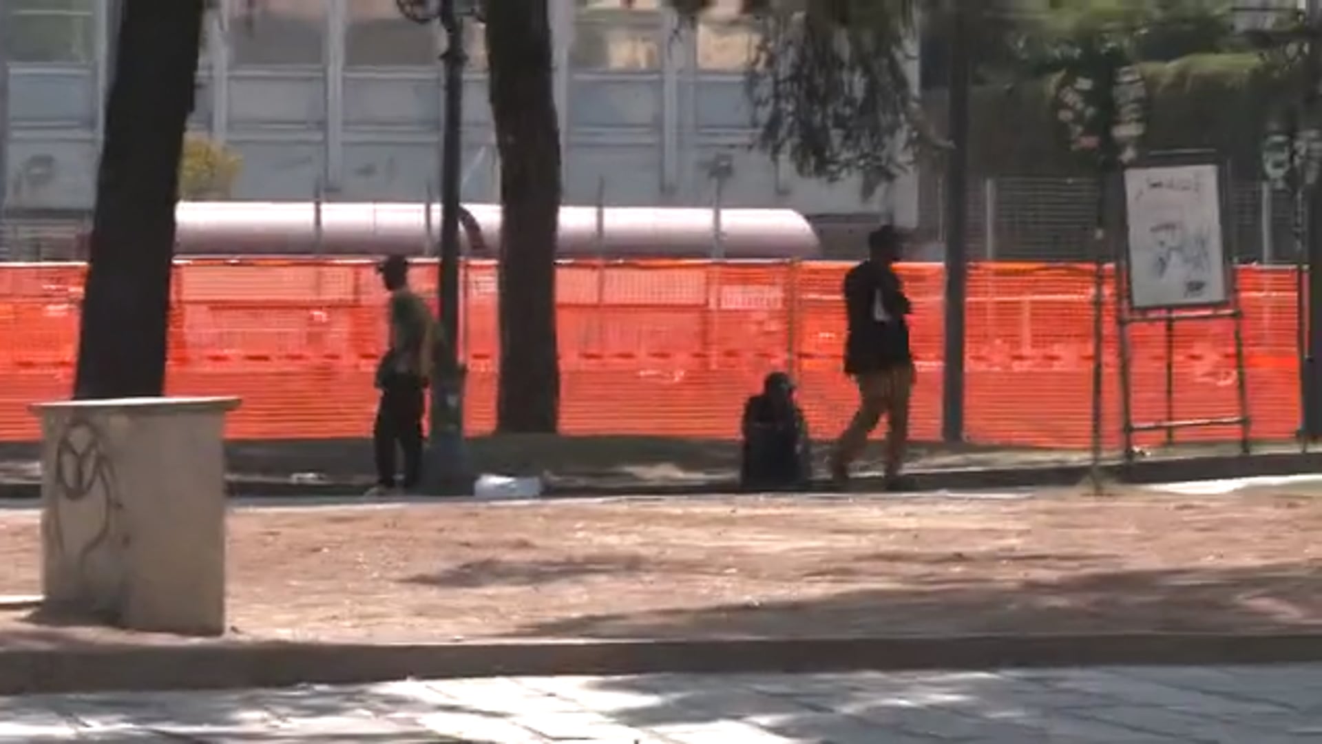 Galleria 2 Agosto, testate a passante e liti tra spacciatori