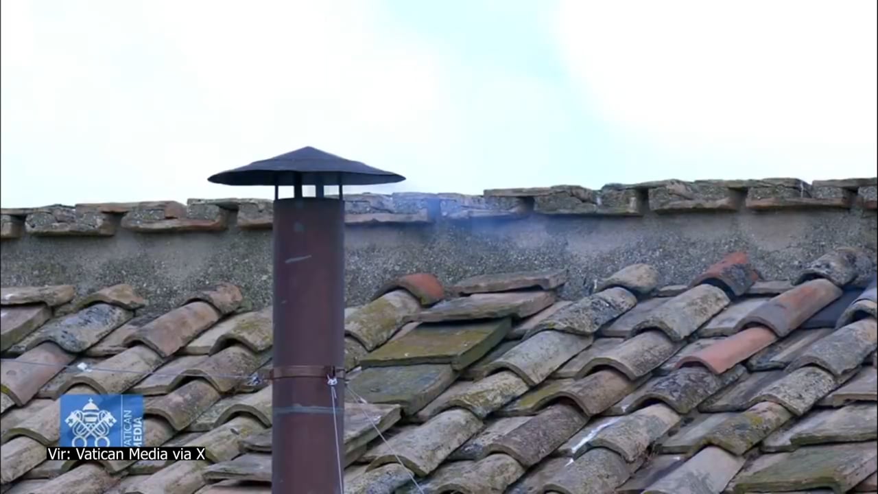 Kaj se dogaja v Sikstinski kapeli? Kardinali še brez odločitve