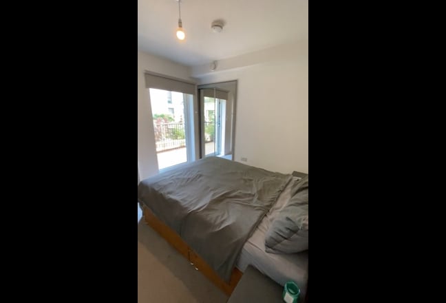 Spacious Double Room with King Bed in 3-Bedroom Main Photo