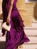 Vidéo: Robe d'invité de mariage en satin bougainvillier Vidéo: Robe d'invité de mariage en satin bougainvillier