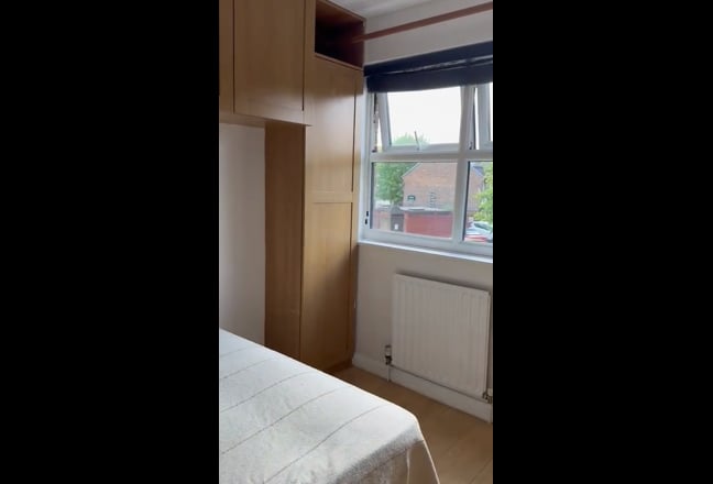 Ensuite Room - 2Tube Stns-Large Hse-Parking-FastBB Main Photo