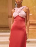 Vídeo: Vestido largo de invitada bicolor con escote cruzado y tirantes capa Vídeo: Vestido largo de invitada bicolor con escote cruzado y tirantes capa
