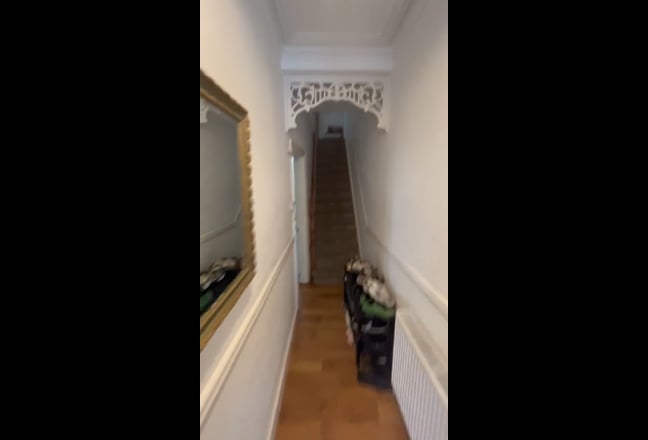 Spacious double room in Victorian town house  Main Photo