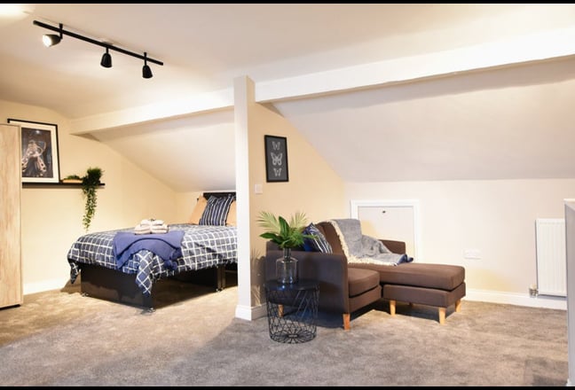 🏙️ Comfy Ensuite + Great House Vibes! Main Photo