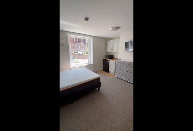Modern En-Suite Rooms in Stylish 9-Bed House Main Photo
