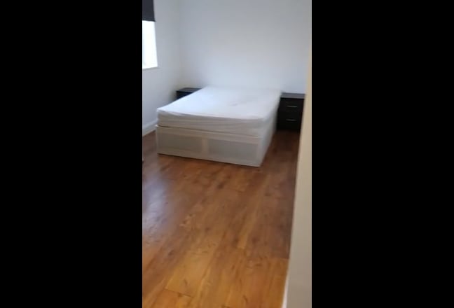 Gr8 location room @camden avail from 25/8 !! Main Photo