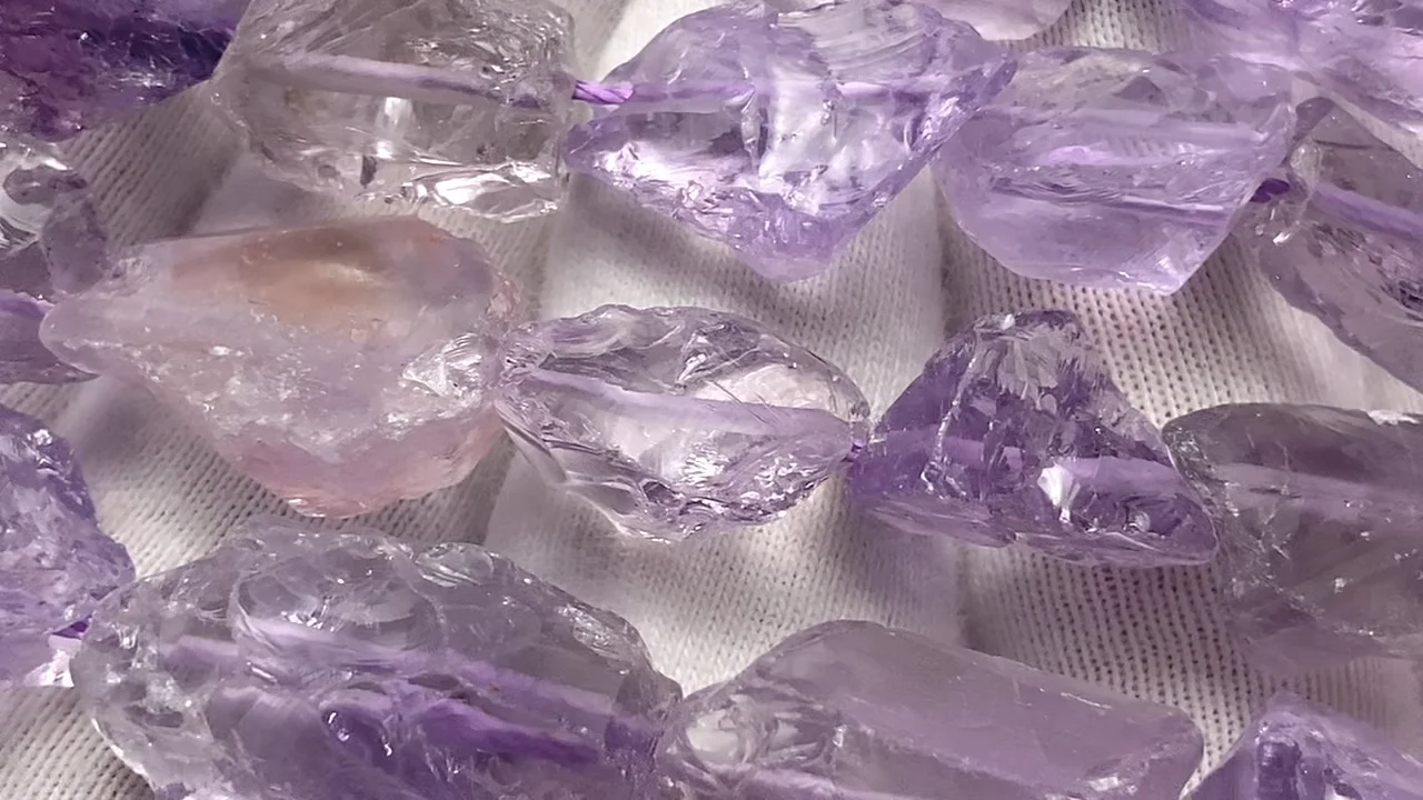 アメジスト（紫水晶） ラフロックタンブル 1連｜天然石ビーズの卸問屋