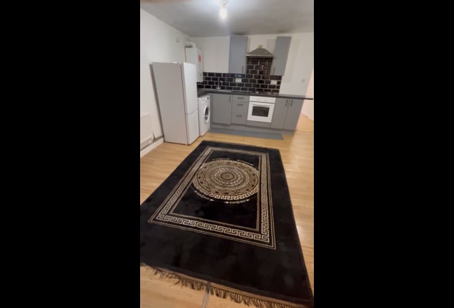 ** Bright 2 Bedroom Flat in Luton Town Centre ** Main Photo