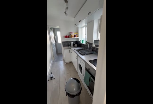 4 bed House with garden Main Photo