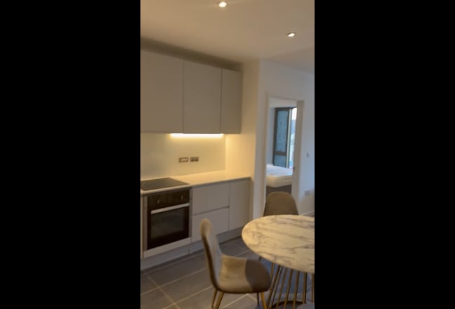 Super large en-suite room in a 2-bed apartment  Main Photo