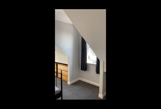 Superb top floor room in luxury shared house Main Photo