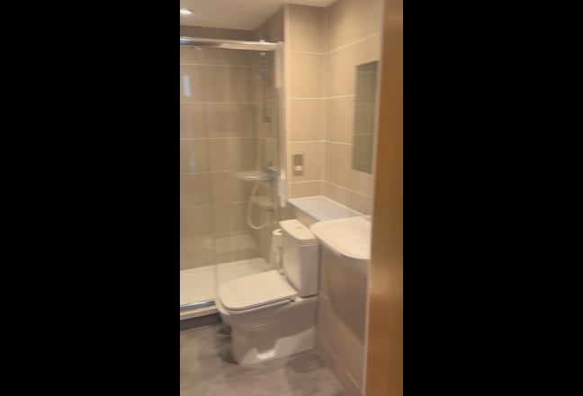 Double bedroom to rent in a spatious flat zone 2 Main Photo