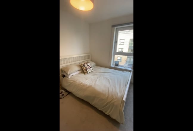 Modern apartment: double bedroom Main Photo