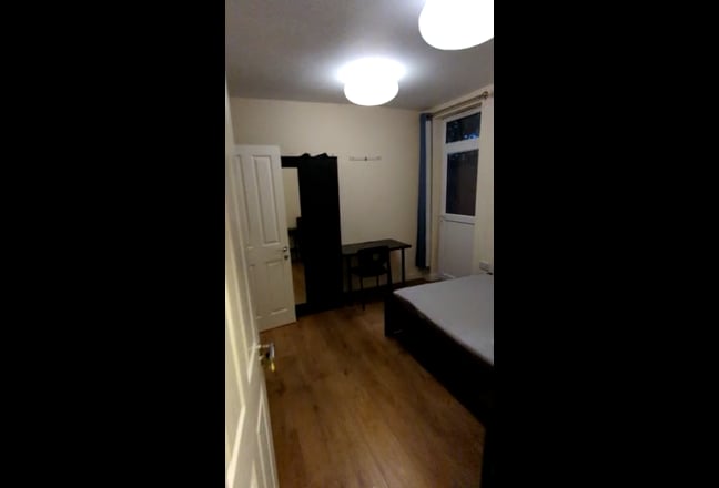 MD2 - Double  Ensuite Bedroom Main Photo