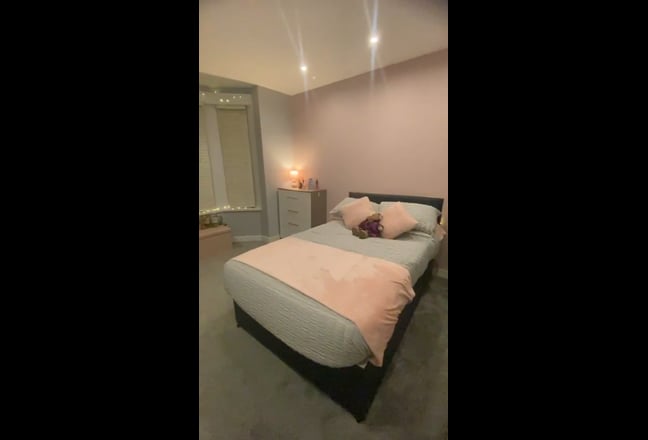Spacious Double room in female house share@Slough Main Photo