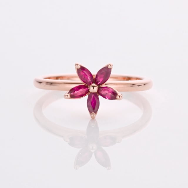 Blumenring mit Blütenblättern aus Marquise-Schliff-Rubinen